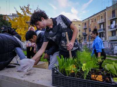 ...avvenuta con l�aiuto dell�associazione �Lan-Laboratori Architetture Naturali� che si occupa di rigenerazione e riciclo di materiali